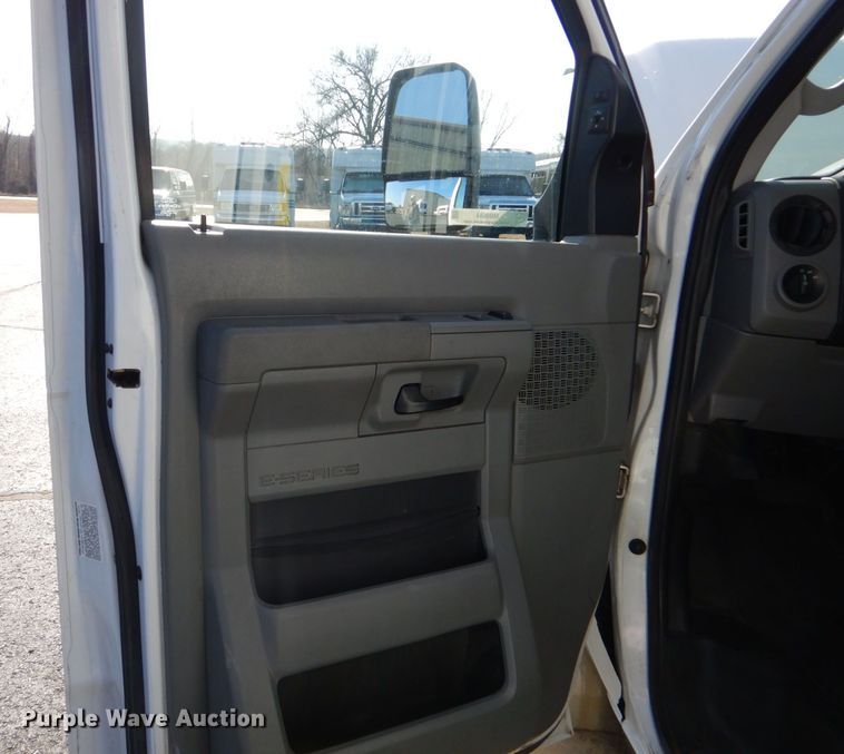 image for item MM9644 2013 Ford E450  shuttle bus