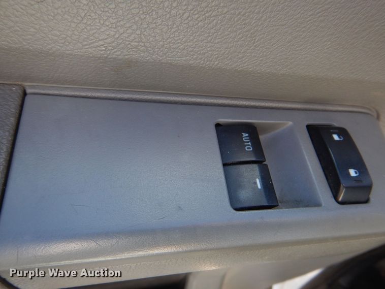 image for item MM9644 2013 Ford E450  shuttle bus