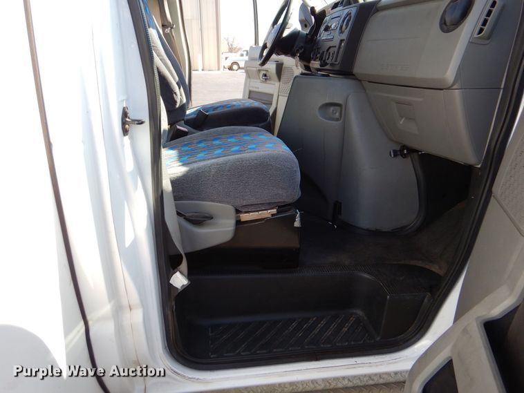 image for item MM9644 2013 Ford E450  shuttle bus