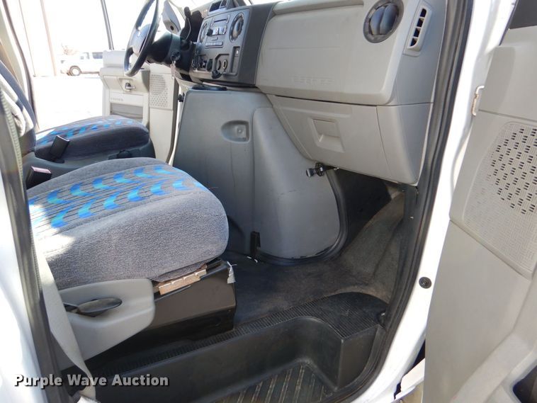 image for item MM9644 2013 Ford E450  shuttle bus