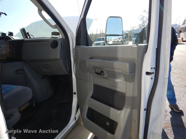 image for item MM9644 2013 Ford E450  shuttle bus