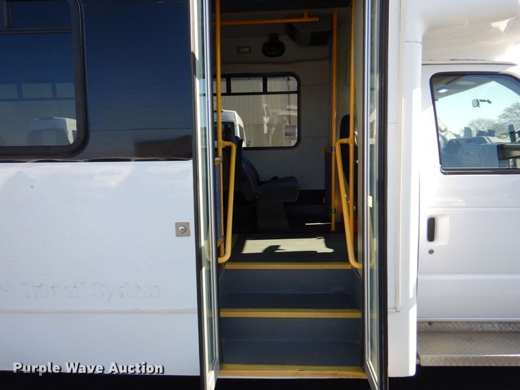 image for item MM9644 2013 Ford E450  shuttle bus