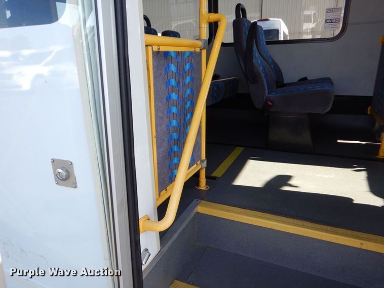 image for item MM9644 2013 Ford E450  shuttle bus