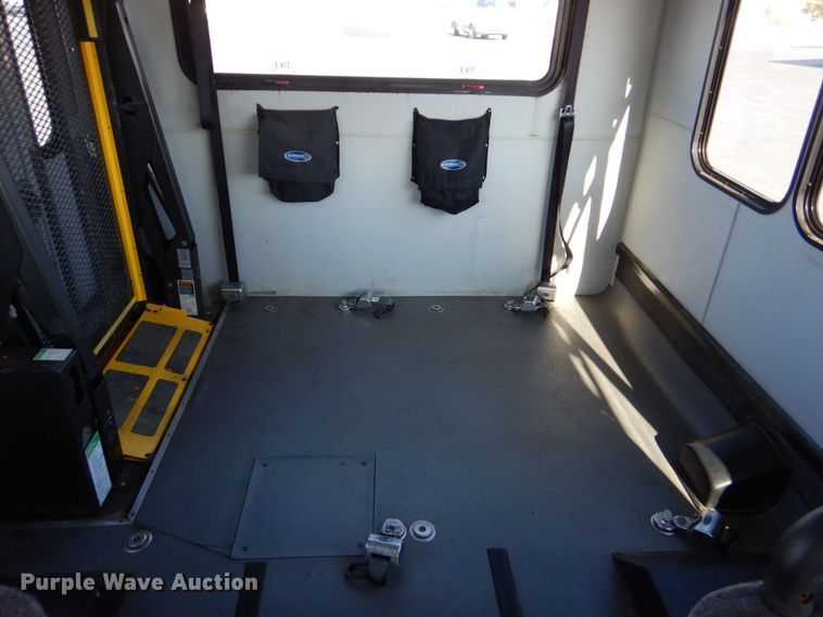 image for item MM9644 2013 Ford E450  shuttle bus