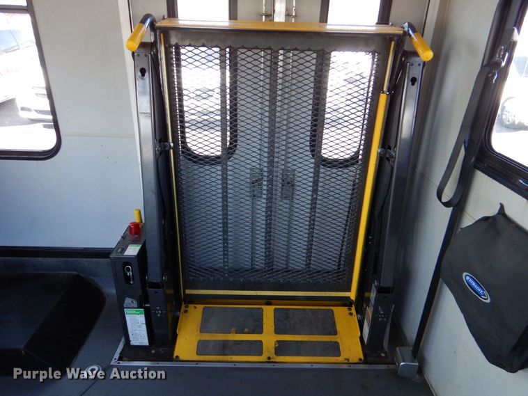 image for item MM9644 2013 Ford E450  shuttle bus