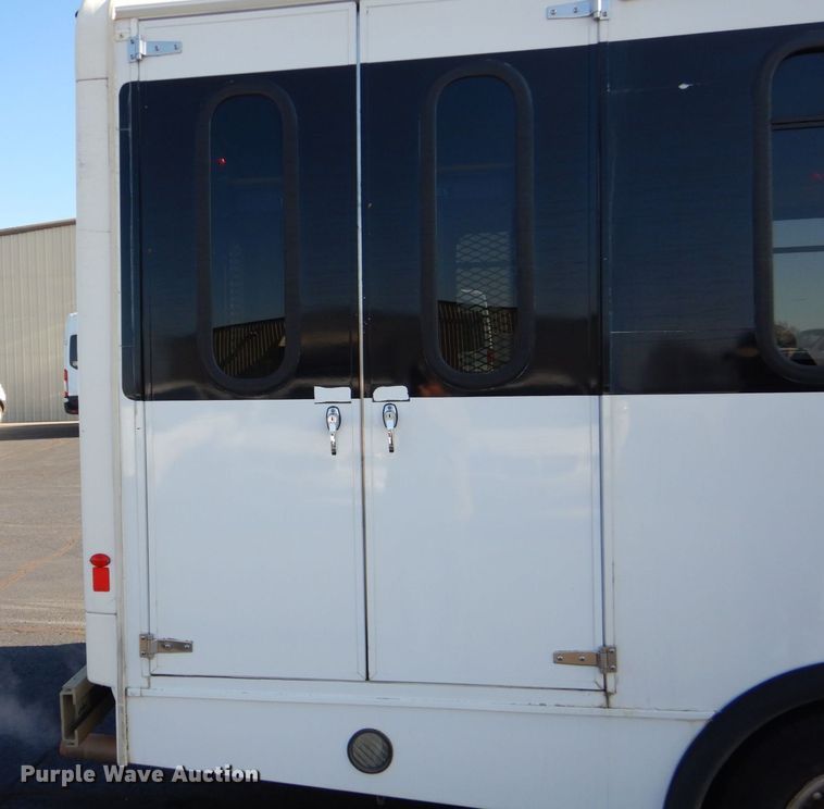 image for item MM9644 2013 Ford E450  shuttle bus
