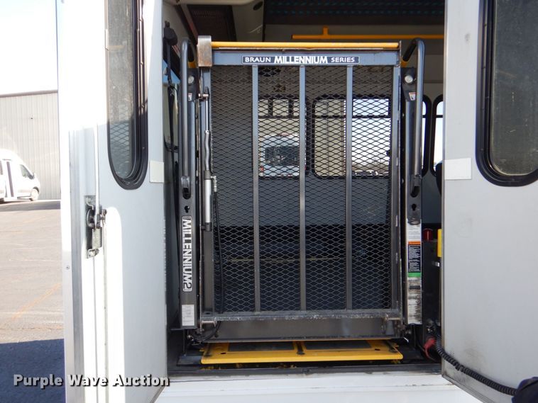 image for item MM9644 2013 Ford E450  shuttle bus