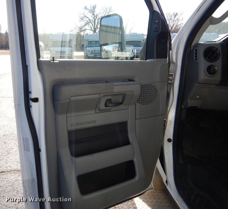 image for item MM9645 2014 Ford E450  shuttle bus