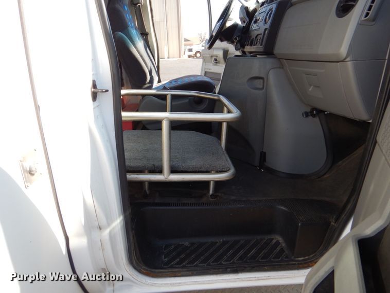 image for item MM9645 2014 Ford E450  shuttle bus