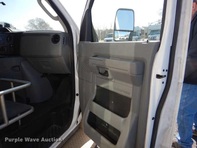 image for item MM9645 2014 Ford E450  shuttle bus