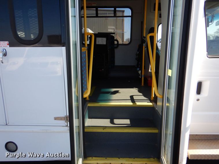 image for item MM9645 2014 Ford E450  shuttle bus