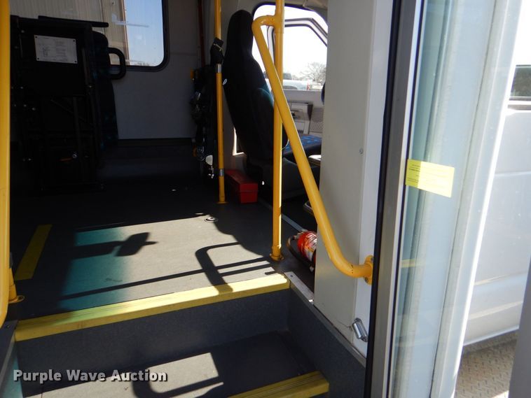 image for item MM9645 2014 Ford E450  shuttle bus