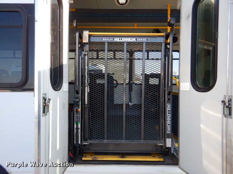 image for item MM9645 2014 Ford E450  shuttle bus