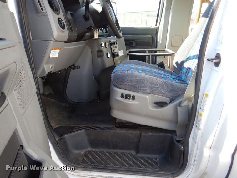 image for item MM9646 2014 Ford E450  shuttle bus