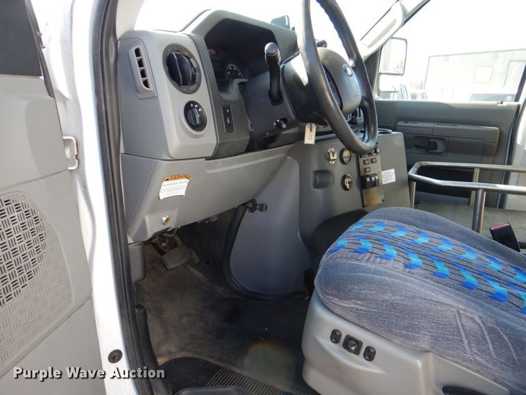 image for item MM9646 2014 Ford E450  shuttle bus