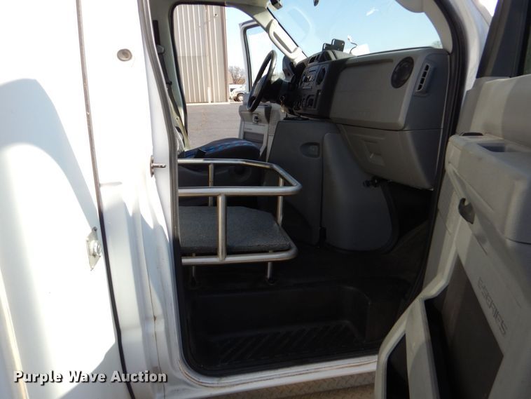 image for item MM9646 2014 Ford E450  shuttle bus