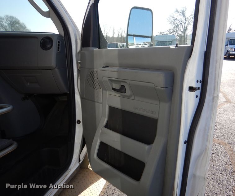 image for item MM9646 2014 Ford E450  shuttle bus