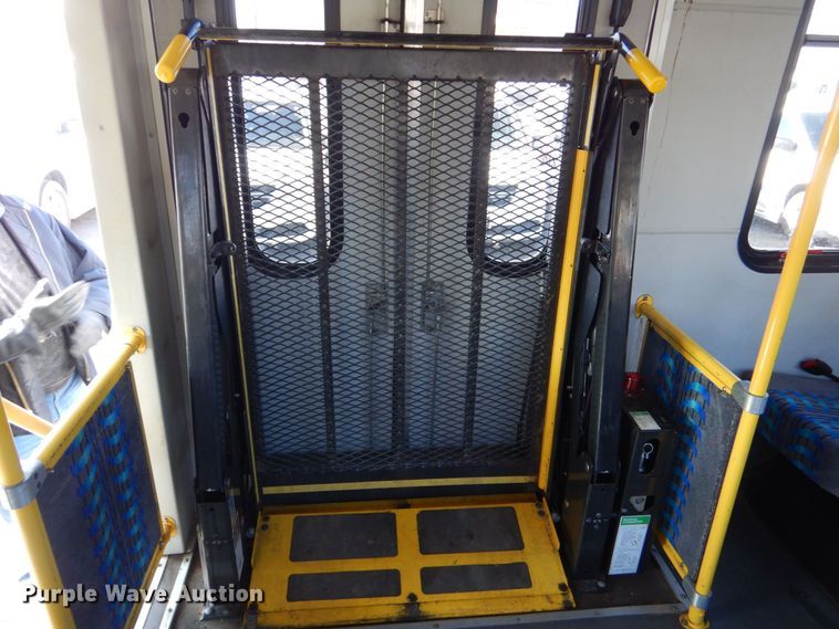 image for item MM9646 2014 Ford E450  shuttle bus