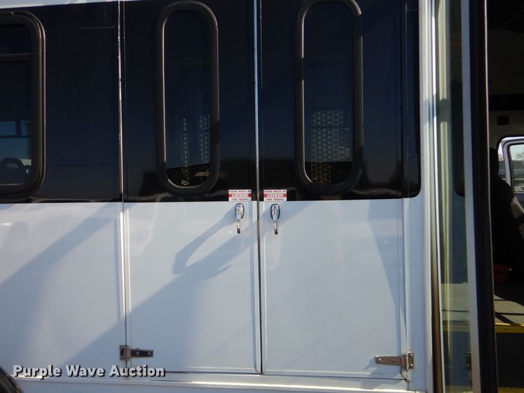 image for item MM9646 2014 Ford E450  shuttle bus