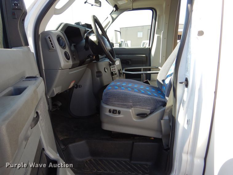 image for item MM9647 2016 Ford E450  shuttle bus