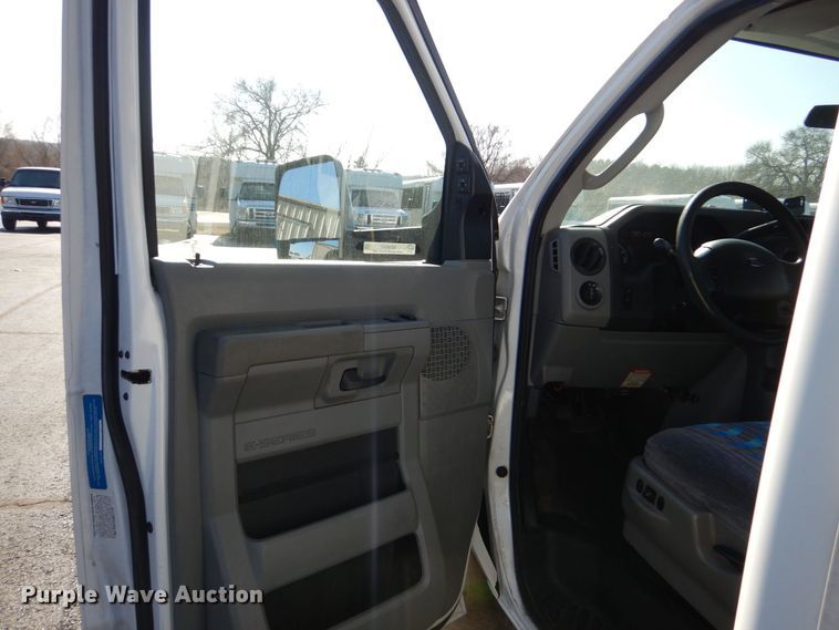 image for item MM9647 2016 Ford E450  shuttle bus