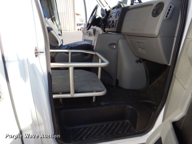 image for item MM9647 2016 Ford E450  shuttle bus