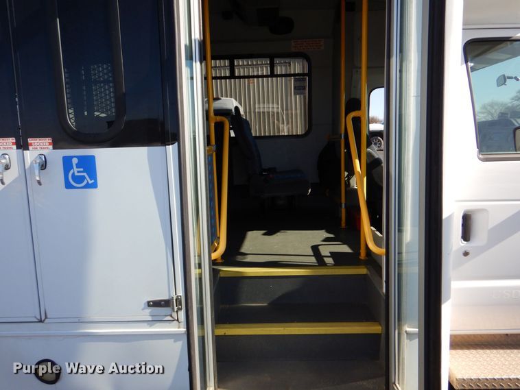 image for item MM9647 2016 Ford E450  shuttle bus