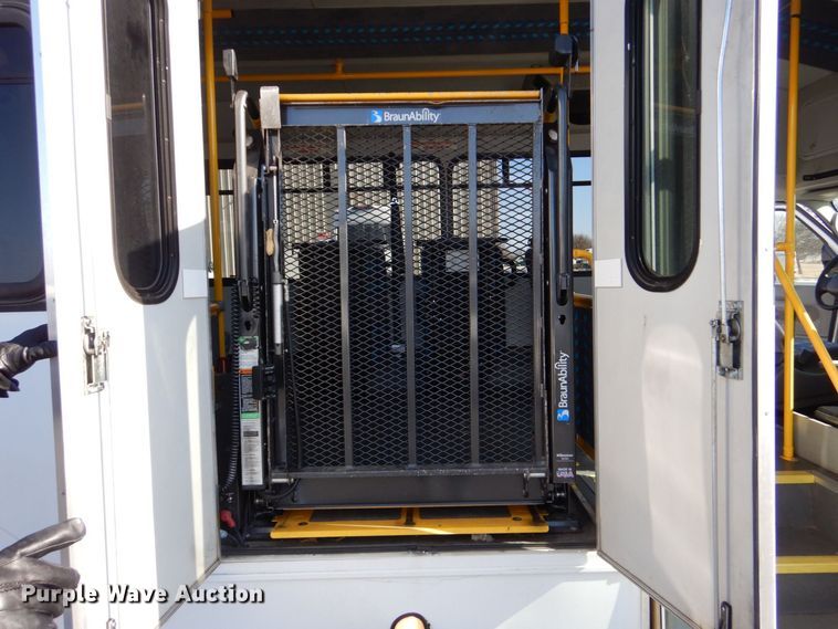 image for item MM9647 2016 Ford E450  shuttle bus