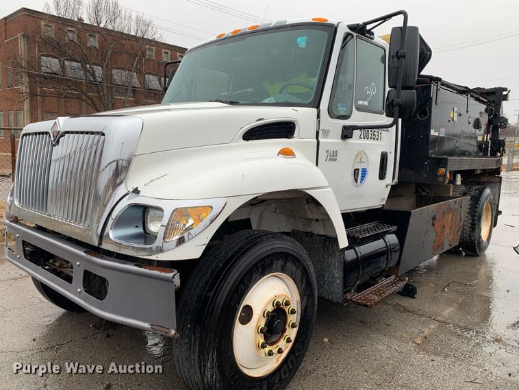 image for item MM9698 2003 International 740  pothole patcher truck