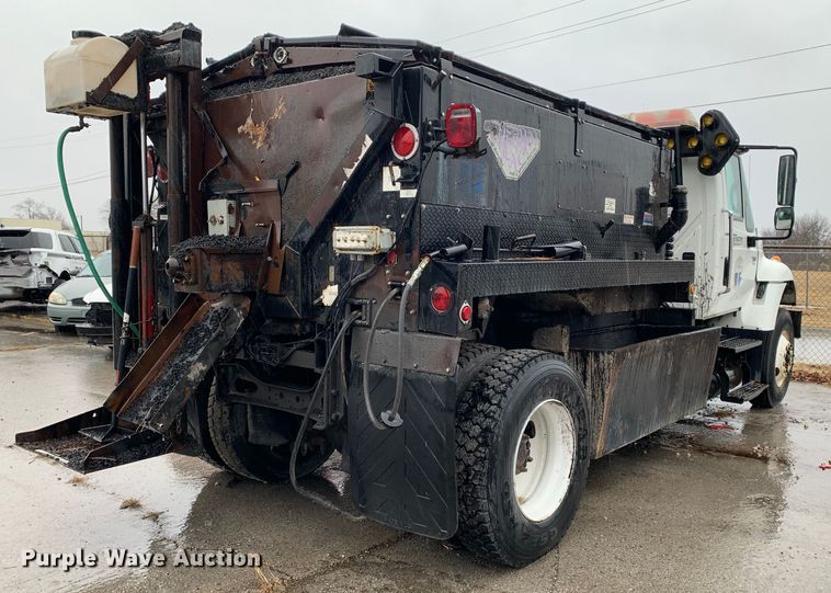 image for item MM9698 2003 International 740  pothole patcher truck