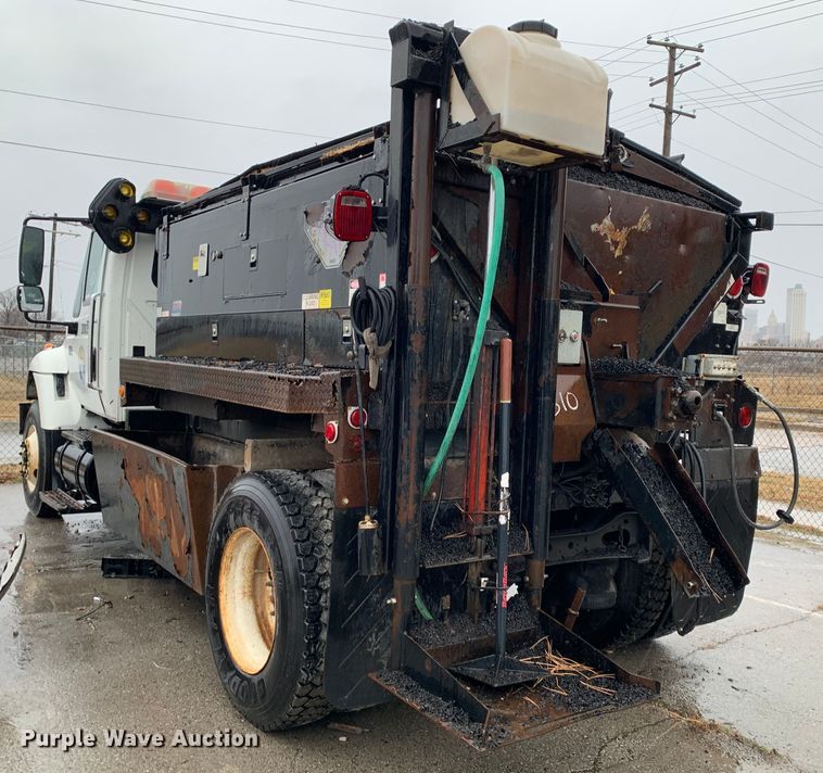 image for item MM9698 2003 International 740  pothole patcher truck