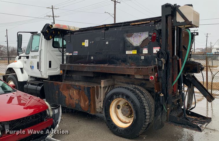 image for item MM9698 2003 International 740  pothole patcher truck