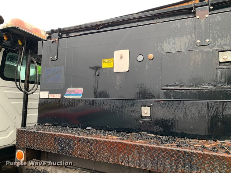 image for item MM9698 2003 International 740  pothole patcher truck