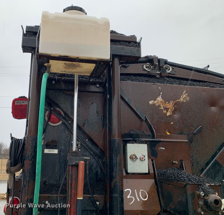 image for item MM9698 2003 International 740  pothole patcher truck