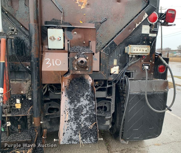 image for item MM9698 2003 International 740  pothole patcher truck