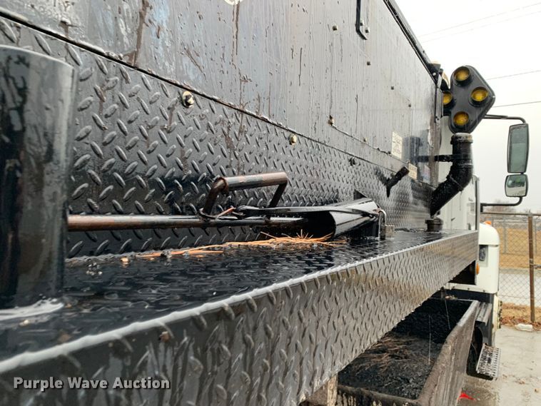 image for item MM9698 2003 International 740  pothole patcher truck