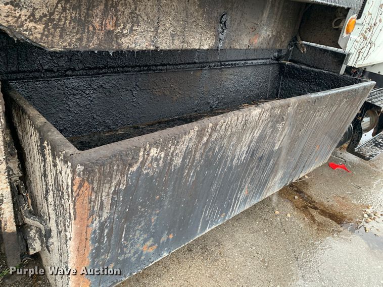 image for item MM9698 2003 International 740  pothole patcher truck