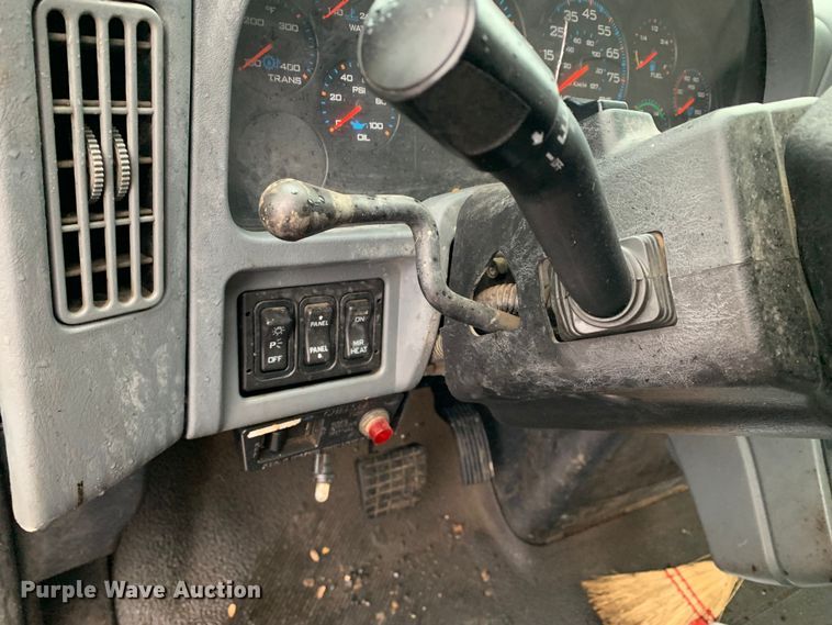 image for item MM9698 2003 International 740  pothole patcher truck