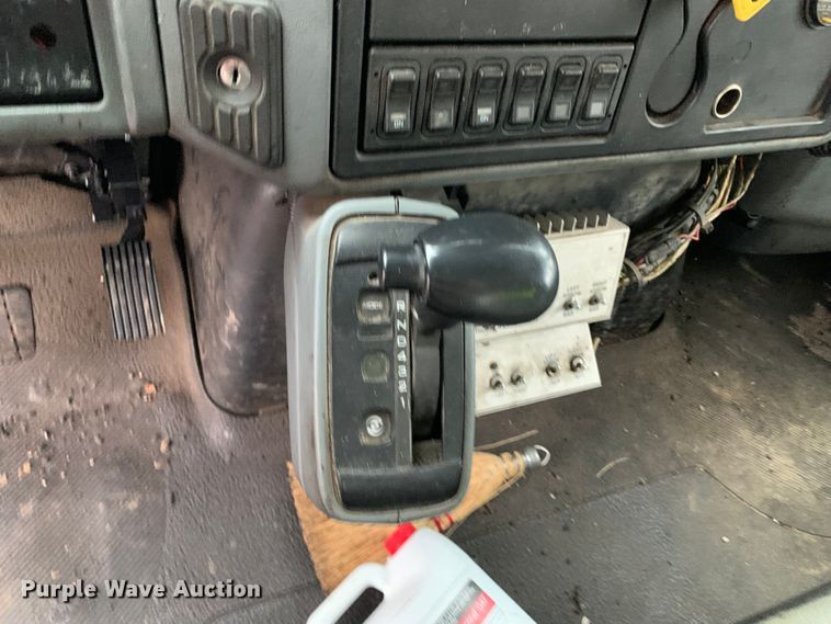 image for item MM9698 2003 International 740  pothole patcher truck