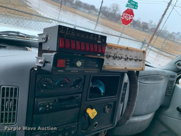 image for item MM9698 2003 International 740  pothole patcher truck