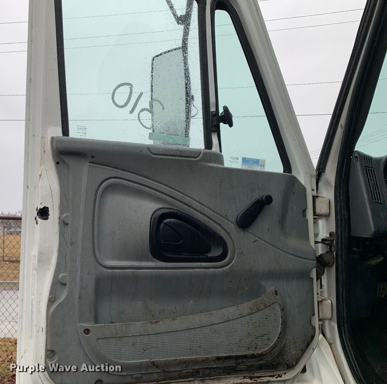 image for item MM9698 2003 International 740  pothole patcher truck