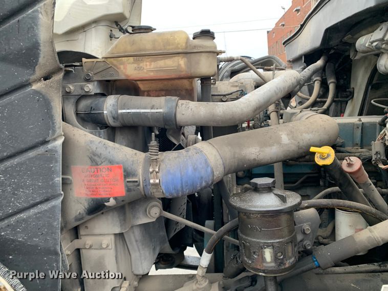 image for item MM9698 2003 International 740  pothole patcher truck