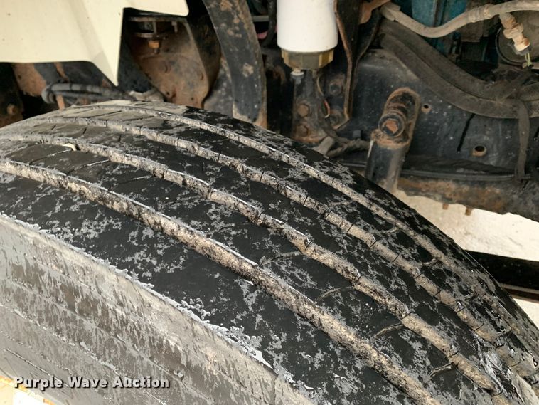 image for item MM9698 2003 International 740  pothole patcher truck