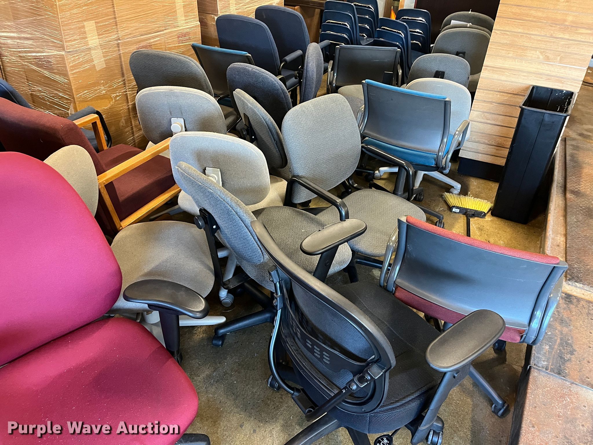 Furniture in Kansas City, KS Item LP9800 sold Purple Wave