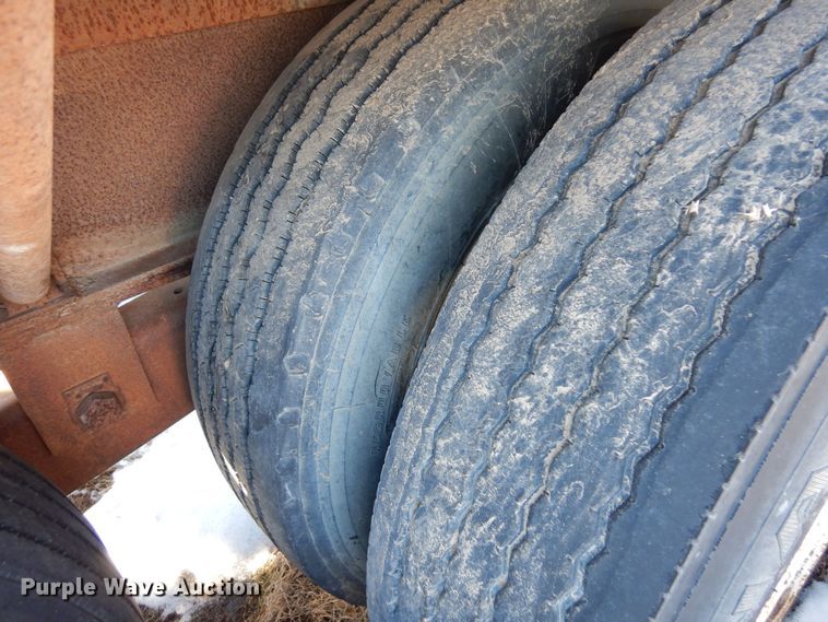 image for item DF8308 2001 Duo Lift 4700-30A  sprayer trailer