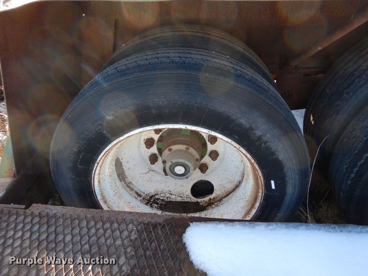 image for item DF8308 2001 Duo Lift 4700-30A  sprayer trailer