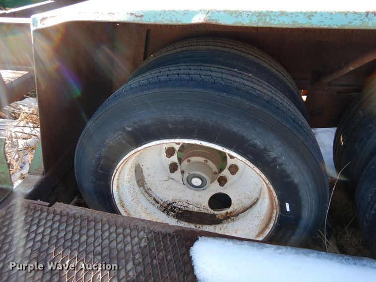 image for item DF8308 2001 Duo Lift 4700-30A  sprayer trailer