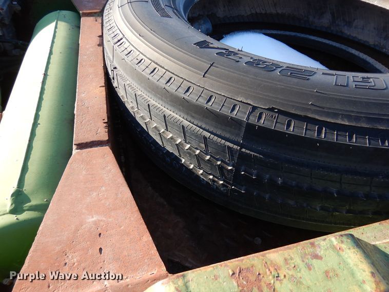 image for item DF8308 2001 Duo Lift 4700-30A  sprayer trailer