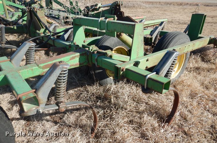 image for item DL3224 John Deere 1060  field cultivator