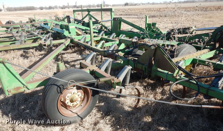 image for item DL3224 John Deere 1060  field cultivator